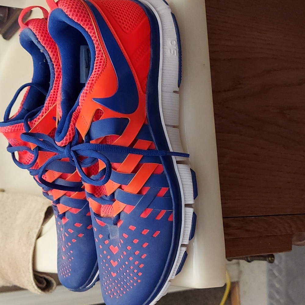 Tennis shoes